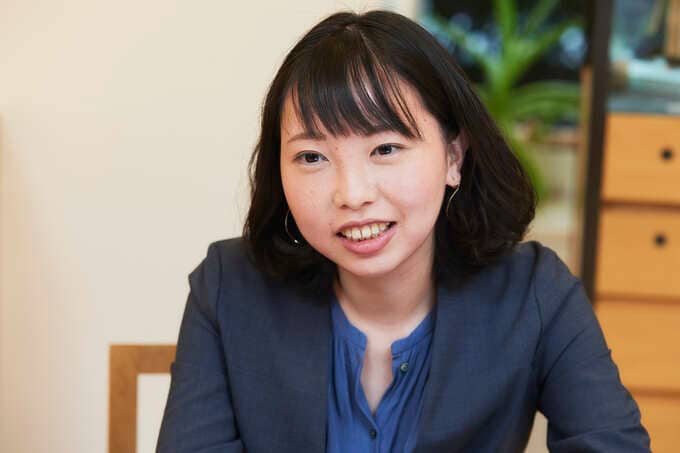 インタビューに答える女性
