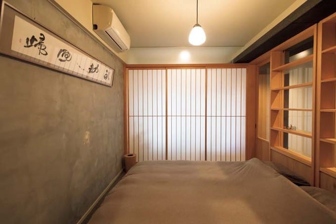 ガラス戸と障子で間仕切りしたコンパクトな寝室
