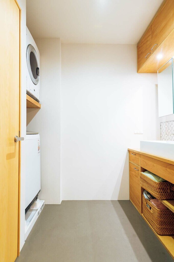 洗面台の向かいに洗濯機と乾燥機を配置