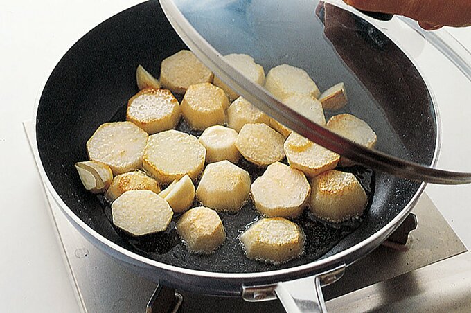 サトイモを蒸し焼きにする