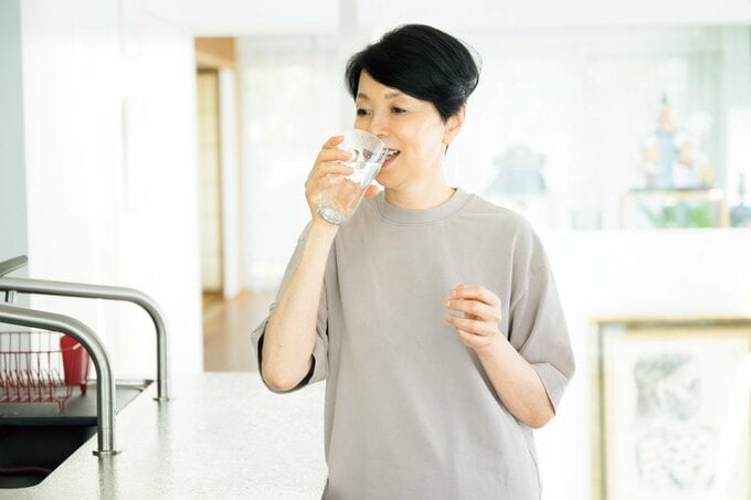 白湯を飲むウー・ウェンさん