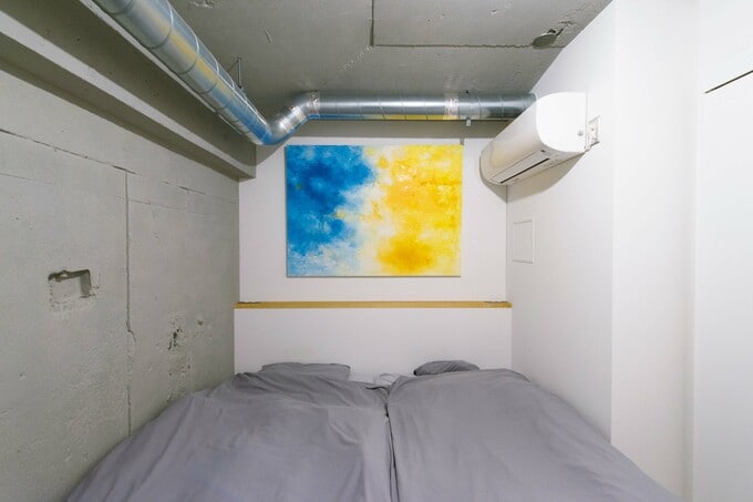 寝室は必要最低限の広さに