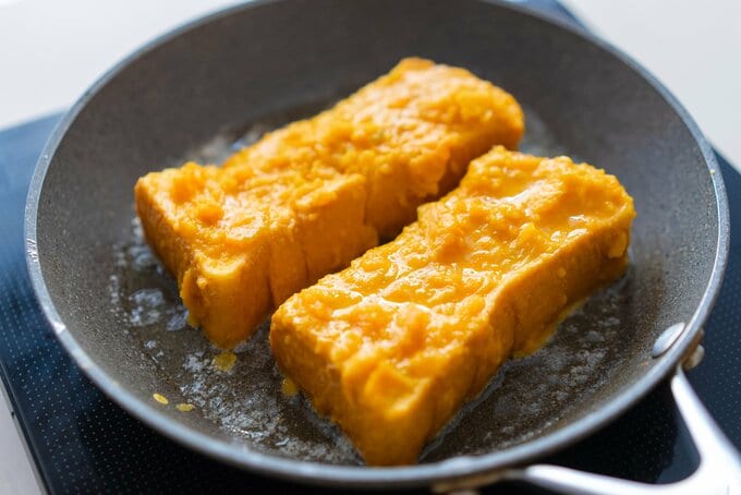 フレンチトースト焼く