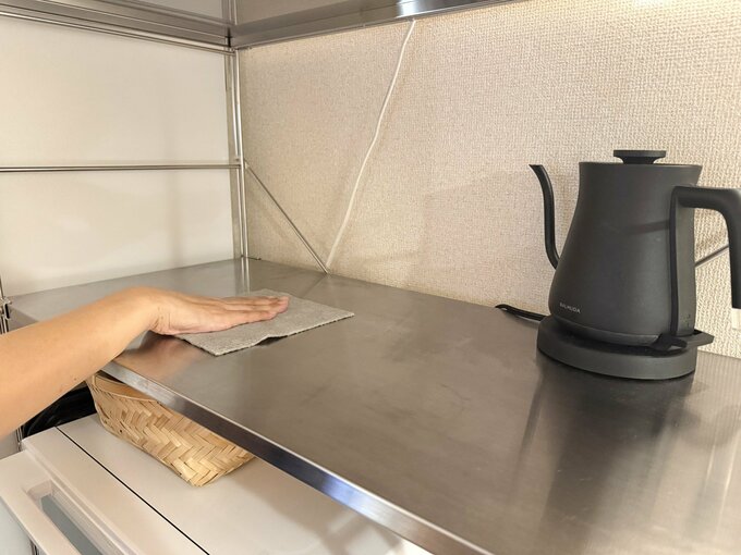 オープンシェルフ棚を拭き掃除