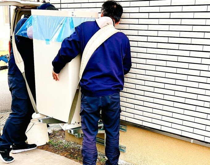 2人がかりで蓄電池搬入