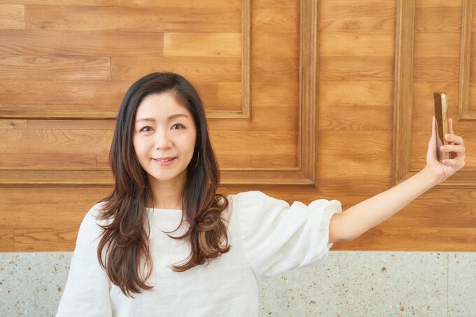 自撮りをする女性