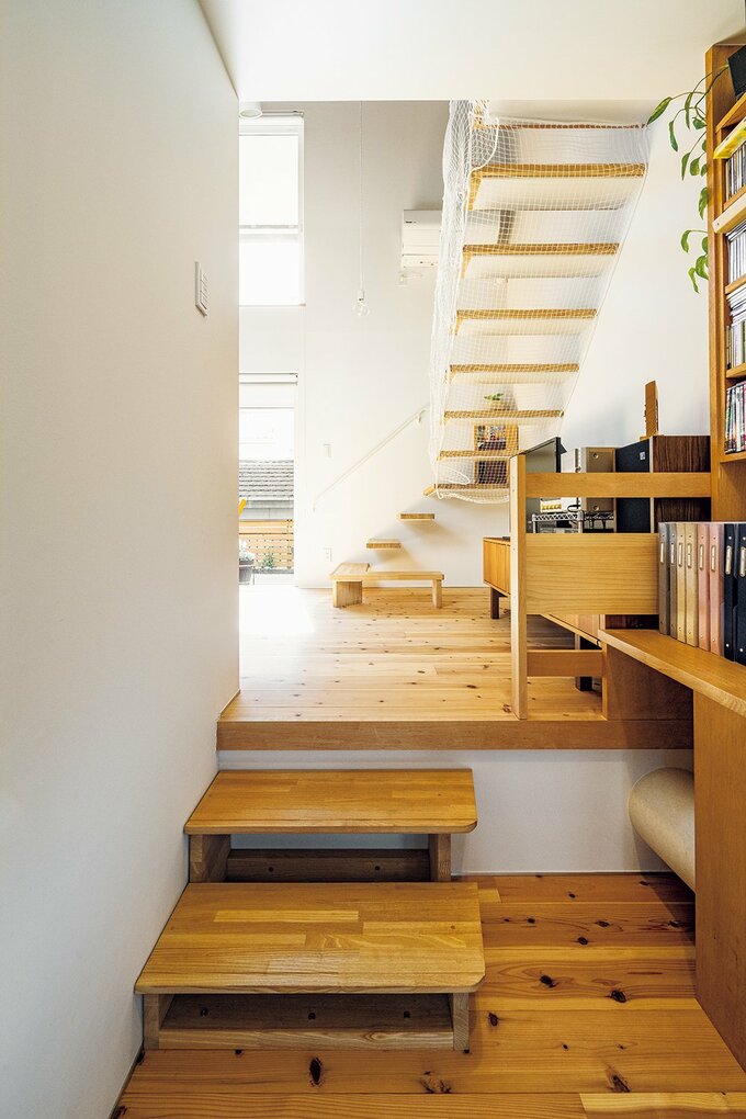 玄関とリビングをつなぐ読書スペースは、ゲスト専用の動線