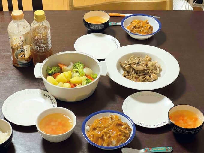 蒸し野菜/鶏胸肉とシメジのハーブソテー/コンソメスープ/ハッシュドポーク