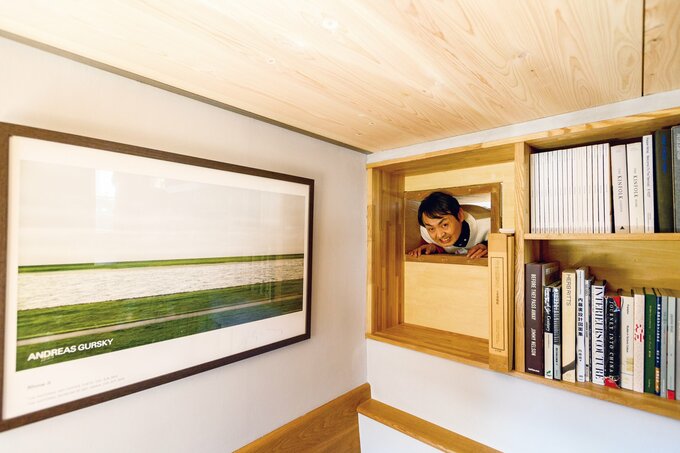 通路から顔をのぞかせる田中さん