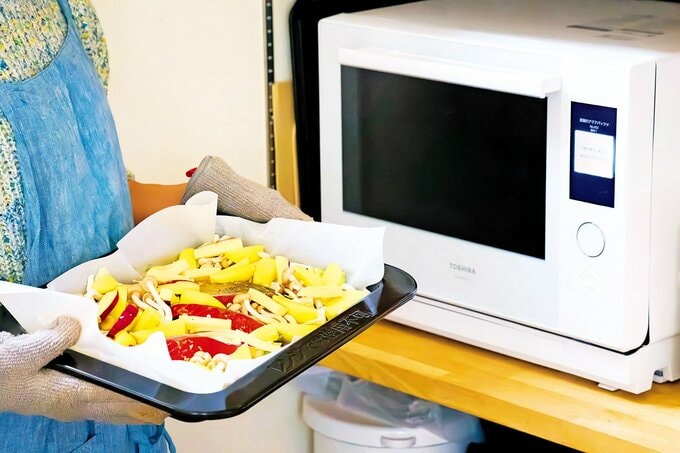 電子レンジに料理を入れる