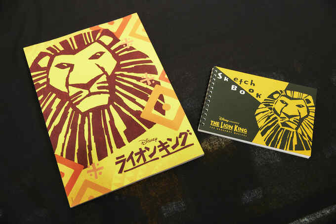 パンフレットとスケッチブック