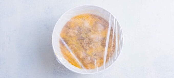 卵が入った容器にラップ