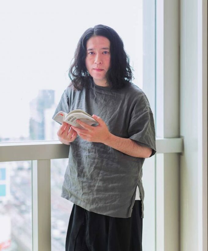 本を持つ又吉さん