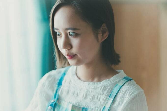 目を見開く女性