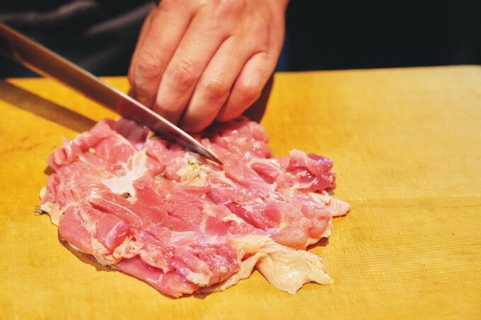 肉に切り目を入れる様子