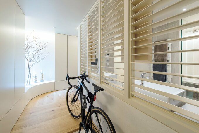 玄関と洗面室の間仕切りにはウッドシャッターを採用