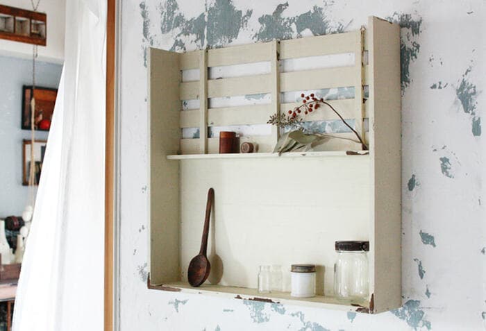 100均の“すのこ”だけ！おしゃれな「壁掛けスクエアラック」をDIY