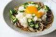 食欲そそるピリ辛風味「オクラととろろの薬膳ぶっかけそば」レシピ。残暑の体調管理にも