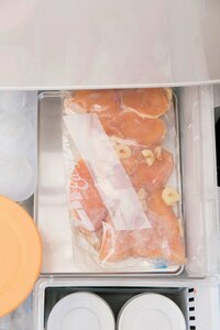 肉は4種類を常備。重さを量って保存袋へ