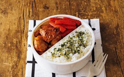 しっとり食感の「鶏胸のピリ辛みそ焼き弁当」。あとを引くうまさがたまらない！