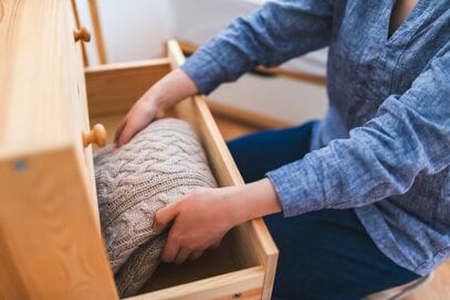 一度でも袖をとおした服をそのまま「衣替え」はNG！冬物をしまう前にやるべき、ほんのひと手間：2025年3月トップ10