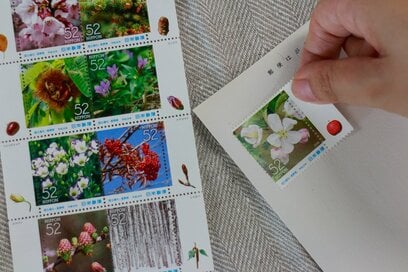 切手は手紙の第一印象。貼り方次第でこんなに表情が変わります