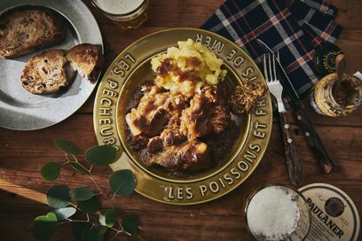 山本ゆりさんの肉ごちそう。ビールで煮込むだけ簡単レシピ