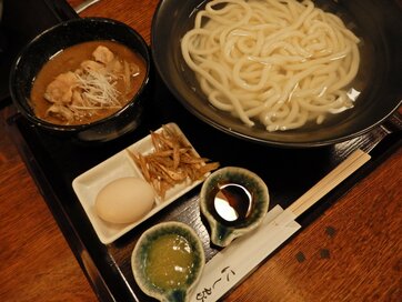 大阪ミナミ・老舗の「絶品つけうどん」をお手頃価格で。駅近おしゃれホテルも大注目