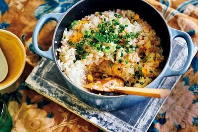 料理家が繰り返しつくる「炒めないチャーハン」。ポイントはゴマ油、時間が経ってもパラパラ
