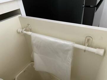 100円フックとつっぱり棒で。キッチンや洗面所収納にすきま収納