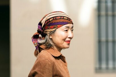 60代・パリ暮らしが「長年愛するスカーフ」。ドット柄は30年以上現役、年齢悩みもおしゃれにカバー