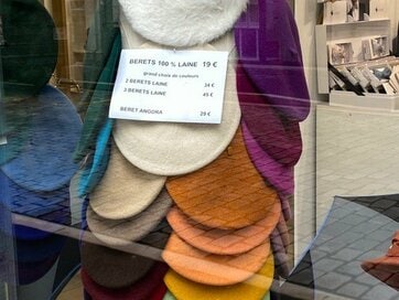 日本とフランスでこんなに違う「パリジェンヌスタイル」。ボーダーに赤い口紅は見かけない