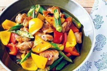 タンパク質たっぷり「鶏肉の梅バター炒め」献立。がっつり満たされるのに低糖質