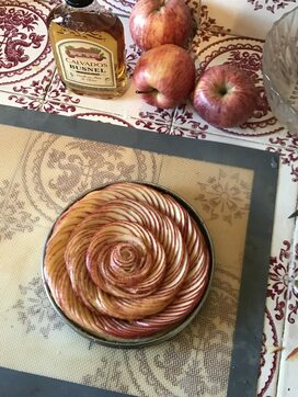 まるで大輪のバラ！進化系リンゴタルトがパリのパティスリーで大人気