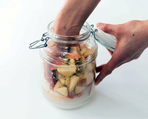 半日後、手で全体を返すようにかき混ぜる