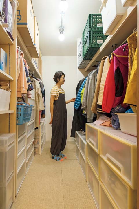 寝室、廊下の両方からアクセスできるウォークインクローゼット