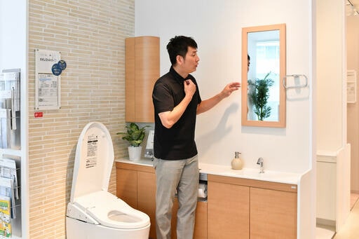 鏡に向かう男性