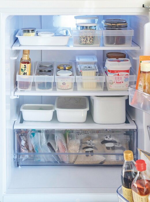 滑り止めシートや収納ケースで対策された冷蔵庫内