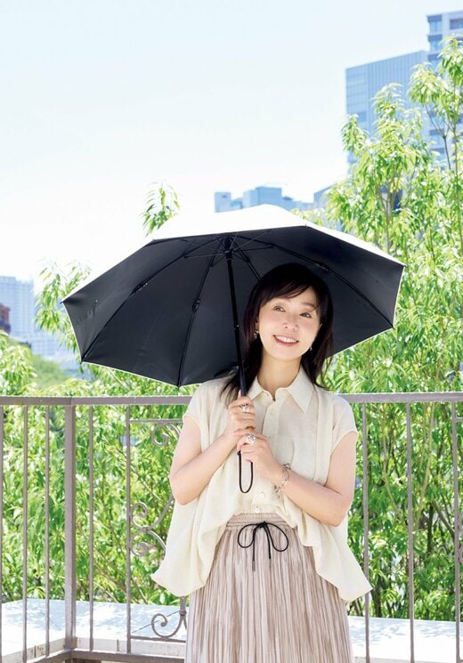 日傘をさして立つ女性