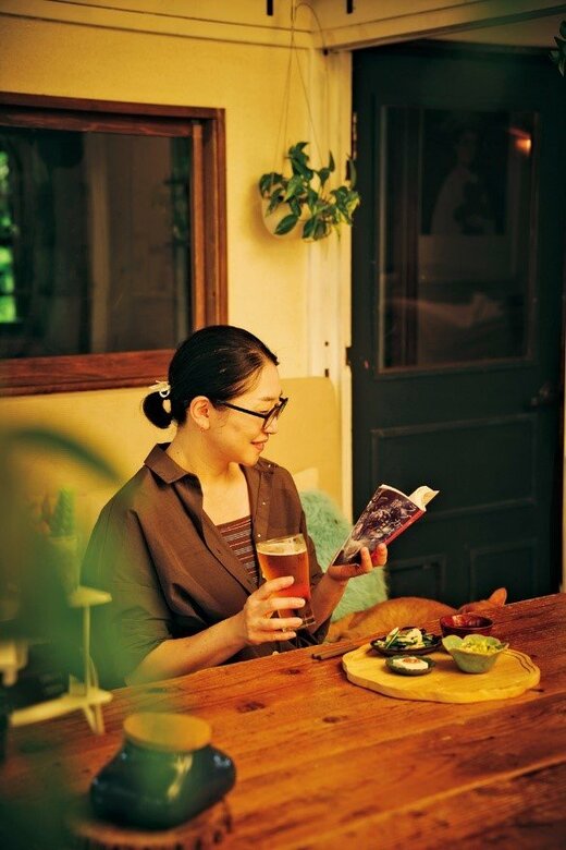 食事をしながら本を読む女性