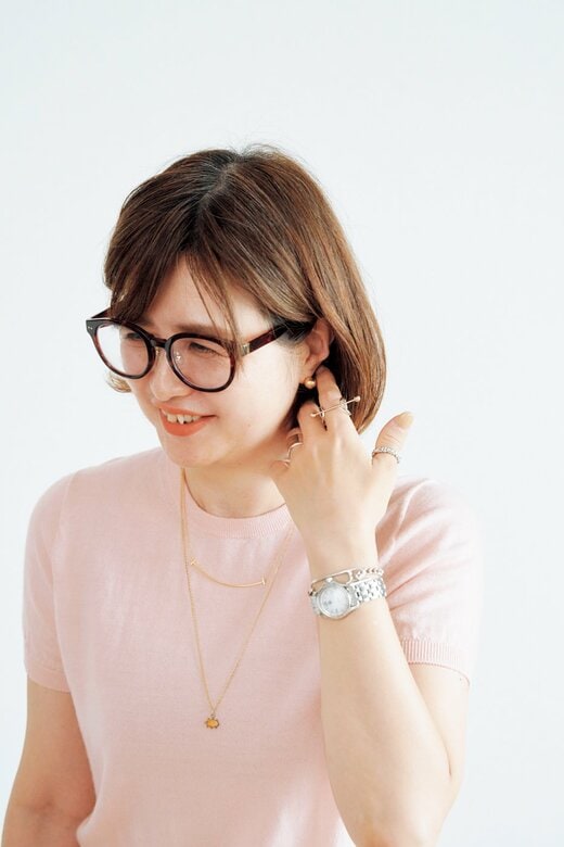 アクセサリーを身に着けている河村純子さん