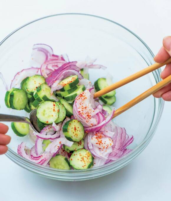 紫タマネギとキュウリに調味料を入れてあえる