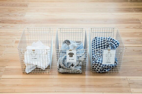 ワイヤカゴに洗濯物を分類