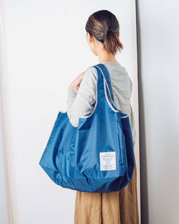 青バッグを持つ女性