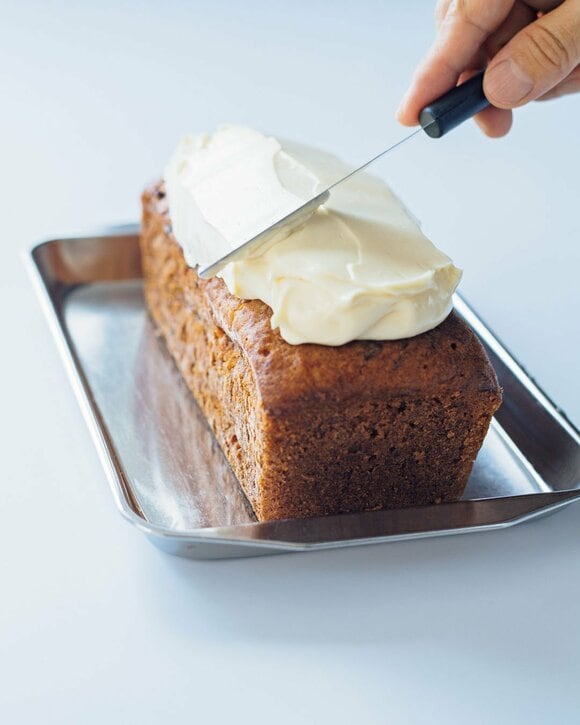 キャロットケーキにチーズクリームを塗る様子