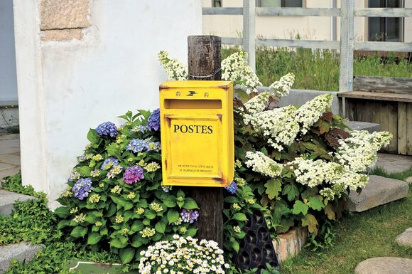 鮮やかな黄色いポストにアンティーク加工をプラス