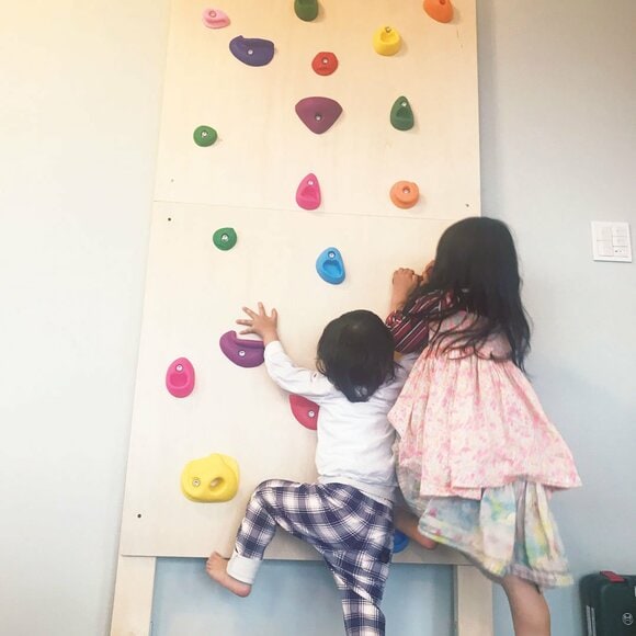 クライミングウォールを子ども2人