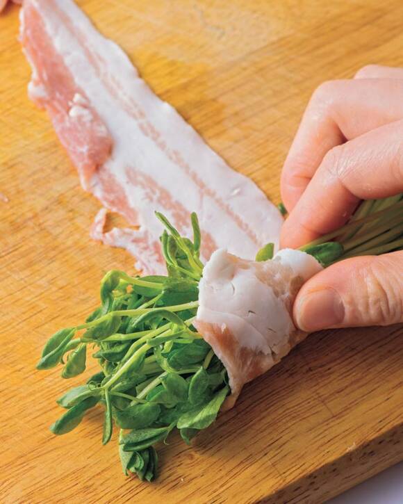 肉で豆苗を巻く