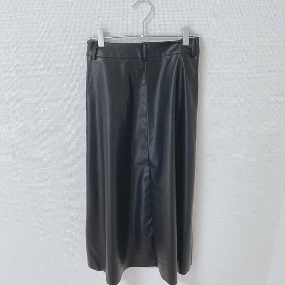 フェイクレザーフレアミディスカート後ろ