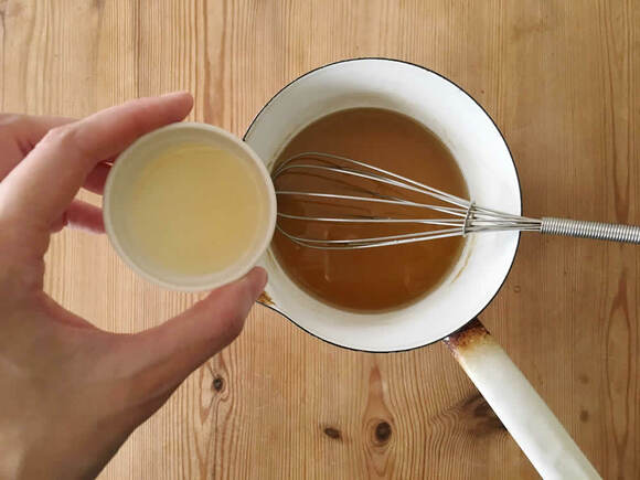 ティーバッグを取り出してレモン汁を加え、ビンに入れたらできあがり!